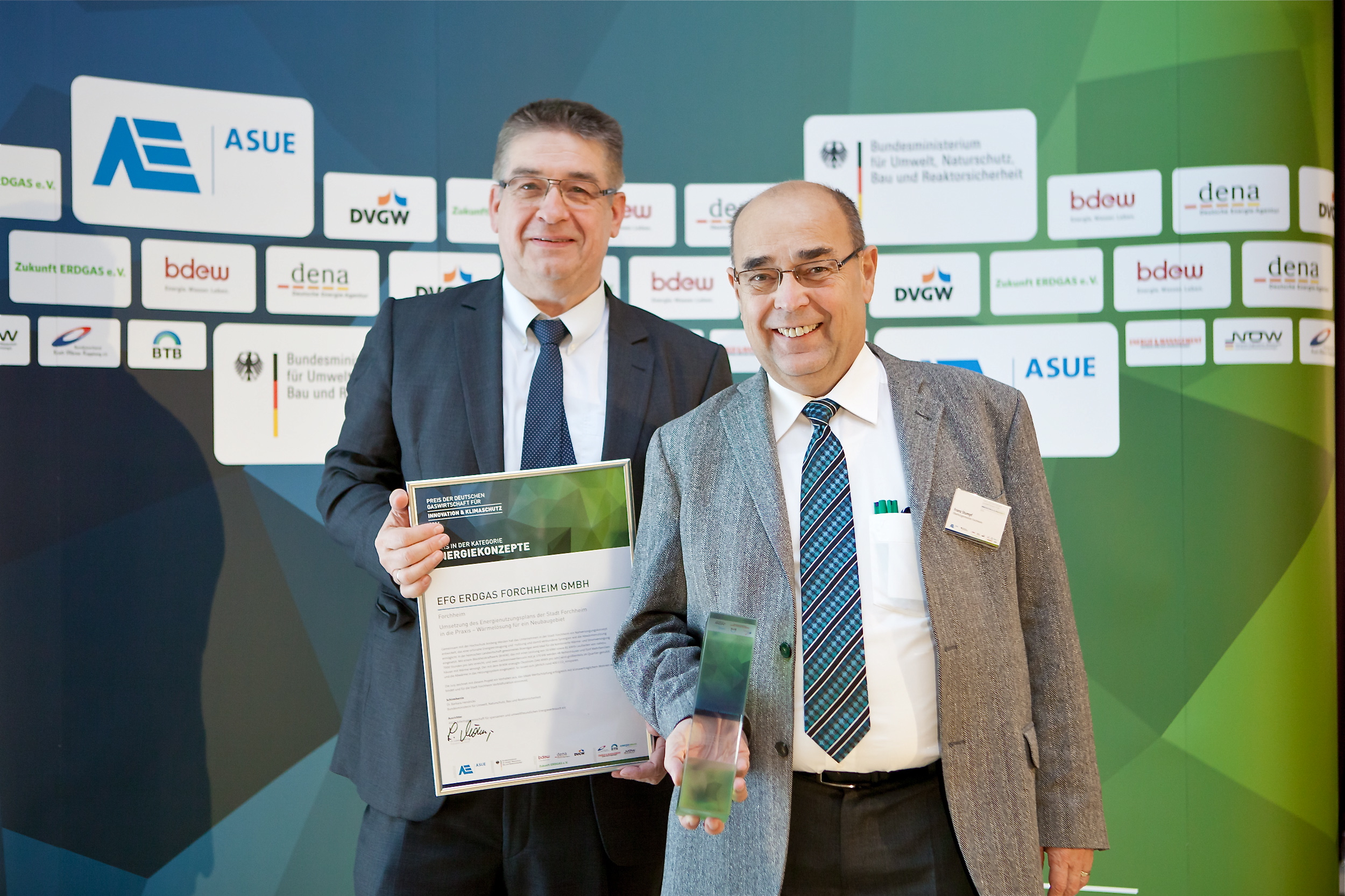 Reinhold Müller, Geschäftsführer der Stadtwerke Forchheim GmbH, und Franz Stumpf, Oberbürgermeister der Stadt Forchheim und Aufsichtsratsvorsitzender der Stadtwerke GmbH nahmen den Preis in Berlin gemeinsam entgegen. Foto: oh