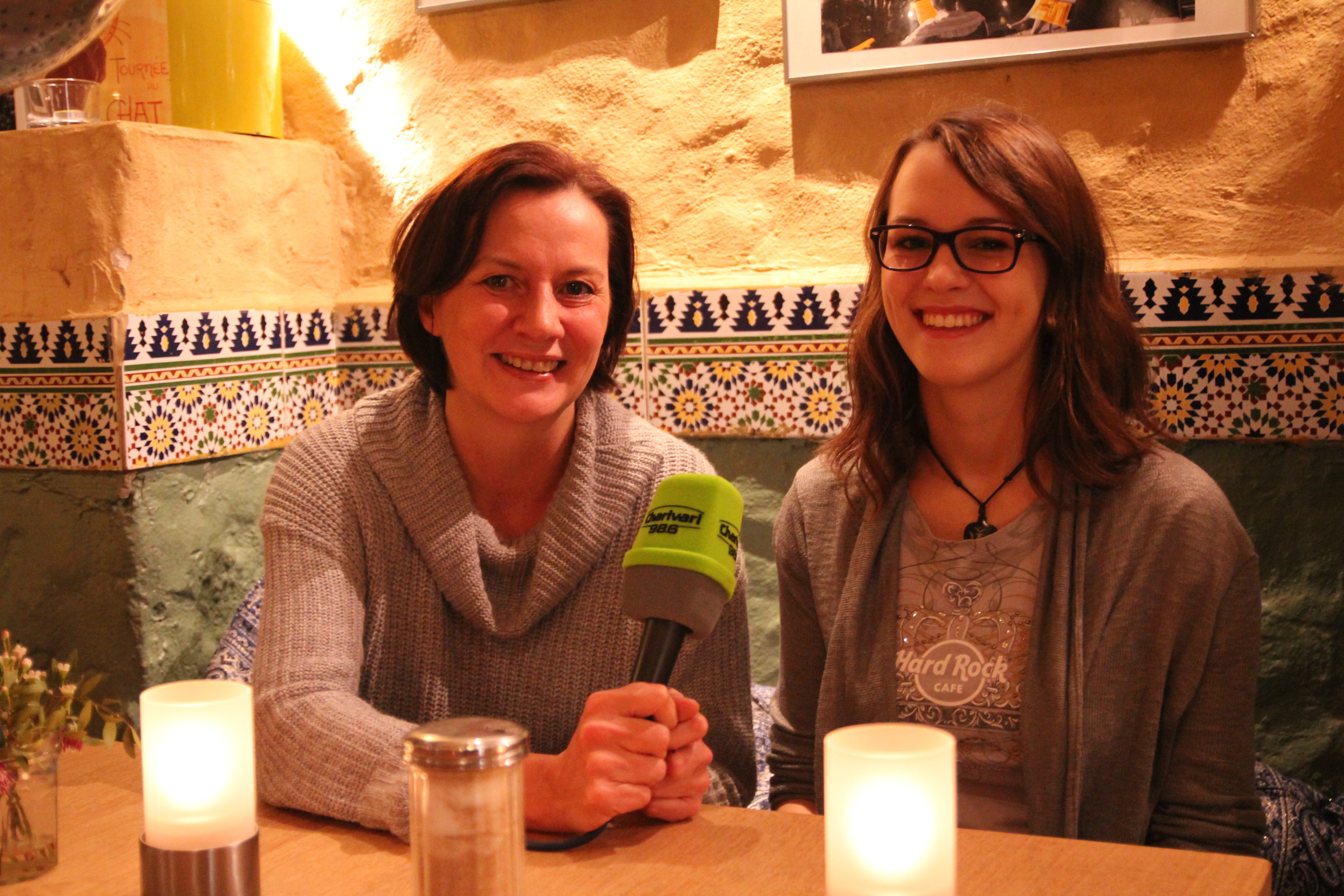 Für ihr Charivari Promifrühstück traf Petra Seel das Nürnberger Christkind Teresa Treuheit (r.) im „Zeit und Raum“ in der Nürnberger Altstadt.