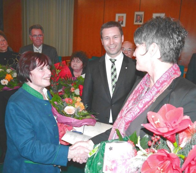 Oberasbachs Erste Bürgermeisterin Birgit Huber (re) und Landrat Mathias Dießl beglückwünschen Wilhelmine Thellmann. Foto:oh