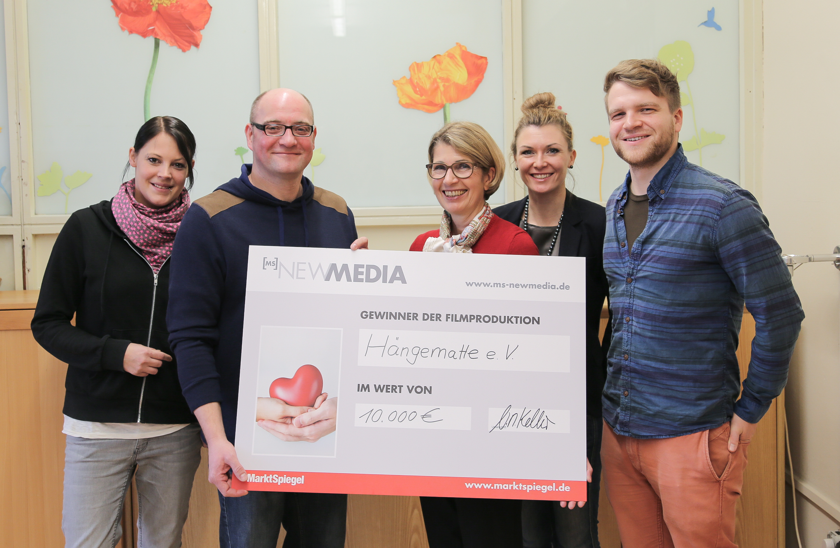 Frohe Gesichter: Katharina Knoch (l.) und Stefan Schwab vom Hängematte e.V. mit Karin von Vopelius, Schirmherrin der Spendenaktion, Nina-Maria Kellner (2.v.r.) und Daniel Gerstlauer (r.) von MS NewMedia bei der Spendenscheckübergabe.