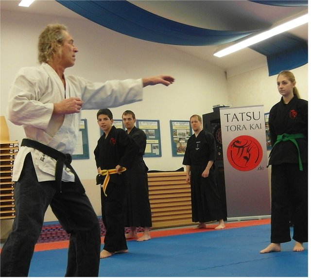 Bernd Haft zeigt: lockere Haltung im Karate