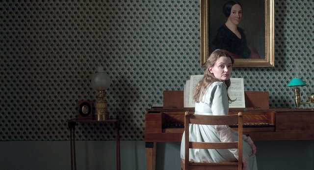 Wird Henriette (Birte Schnöink), Ehefrau und Mutter, die Sicherheiten ihres bürgerlichen Lebens aufgeben? | Foto: © Neue Visionen Filmverleih