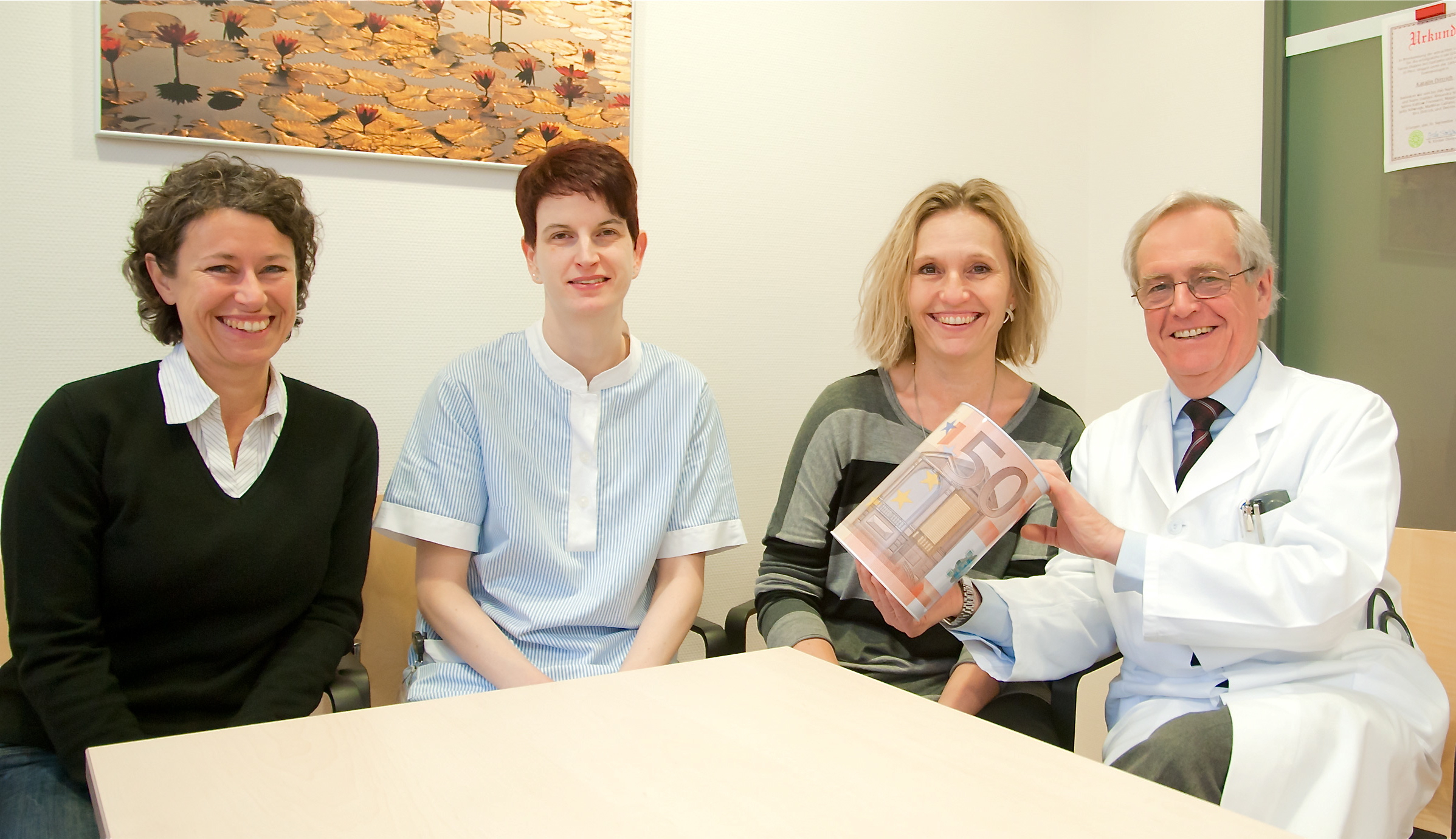 Freude in der Kinderklinik: Alexandra Schwarz (Psychologin Kinderklinik), Jacqueline Schwiegk (stv. pflegerische Leitung Nephrologiestation Kinderklinik), Christine Tiltsch (Siemens Healthcare) und Prof. Dr. Dr. h.c. Wolfgang Rascher (Direktor Kinderklinik). Foto: Uni-Klinikum Erlangen