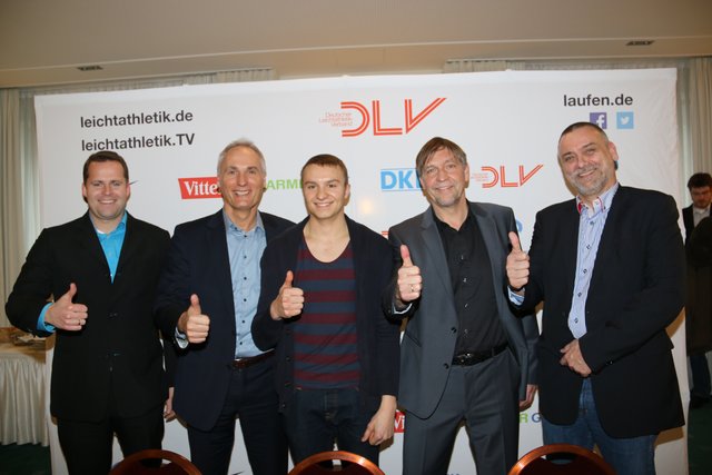 Pressekonferenz in Nürnberg: Jürgen Thielemann, Leiter Sportservice Nürnberg (2.v.r.), Hans-Jürgen Schwarz, Geschäftsführer clubers.net (r.), Frank Kowalski, Veranstaltungsdirektor des DLV (2.v.l.) Peter Kapustin, Geschäftsführer Bayerischer Leichtathletik-Verband (l.) und Weitspringer Maximilian Entholzner (3. v.l.).
