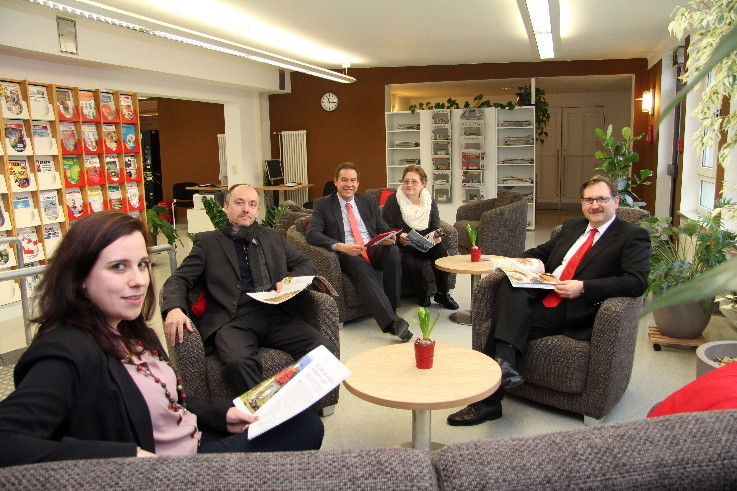 Christina Röschlein (li.), Günther Sommer (2.v.li.) und Sparkassen-Marketingleiter Thomas Mück (re.) machten es sich im frisch renovierten Zeitungscafé gemütlich. Auch Bürgermeister Markus Braun sowie SPD-Stadträtin und Volksbücherei-Pflegerin Marianne Niclaus genießen die Atmosphähre.