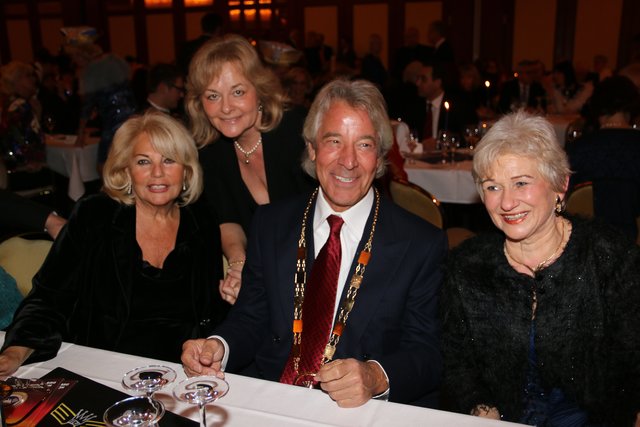 Apotheker Werner Kühnel mit Gattin Sissy (l.), Doris Weid-Gundel (2.v.l.) und Ruth Renner. | Foto: J.R. Braun