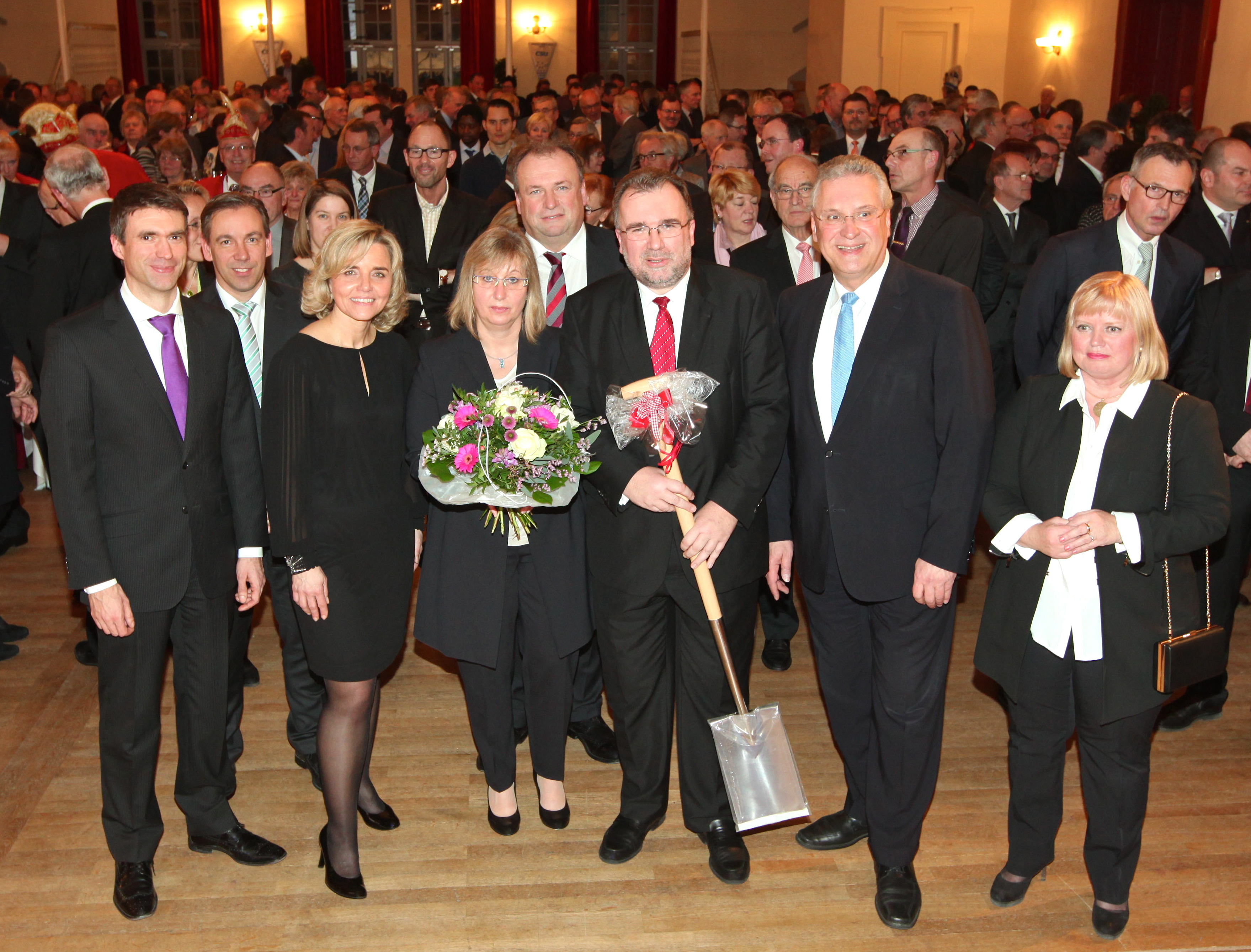 Ein Spaten für die bevorstehenden Spatenstiche auf dem Siemens-Campus gab‘s für den Ehrengast Prof. Dr. Russwurm (3.v.r.) – überreicht durch den Landtagsabgeordneten Walter Nussel (4.v.r.), Landrat Alexander Tritthart (2.v.l.), Staatssekretär Stefan Müller (l.), die CSU-Kreisvorsitzende Alexandra Wunderlich (3.v.l.), Innenminister Joachim Herrmann (2.v.r.) sowie durch die CSU-Stadtratsfraktionsvorsitzende Birgitt Aßmus (r.). Foto: oh
