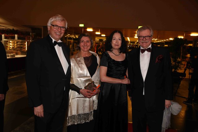 Diakonie-Rektor Prof. Dr. Hermann Schoenauer (r) mit Ehefrau Eva-Maria (2.v.r.) und Pfarrer Dr. Johannes Friedrich, Landesbischof a.D. mit Dorothea.