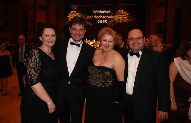 FAU-Vizepräsident Prof. Dr. Joachim Hornegger mit Ehefrau Belinda (l) und Fürths Landtagsabgeordnete Petra Guttenberger mit Unternehmer Thomas Blösel (r).