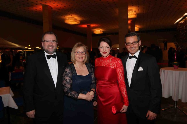 Wirtschaftsreferent Dr. Michael Fraas (r.) und Ehefrau Karin (2.v.r.) mit Prof. Dr. Siegfried Russwurm, Siemens, und Ehefrau Susanne.
