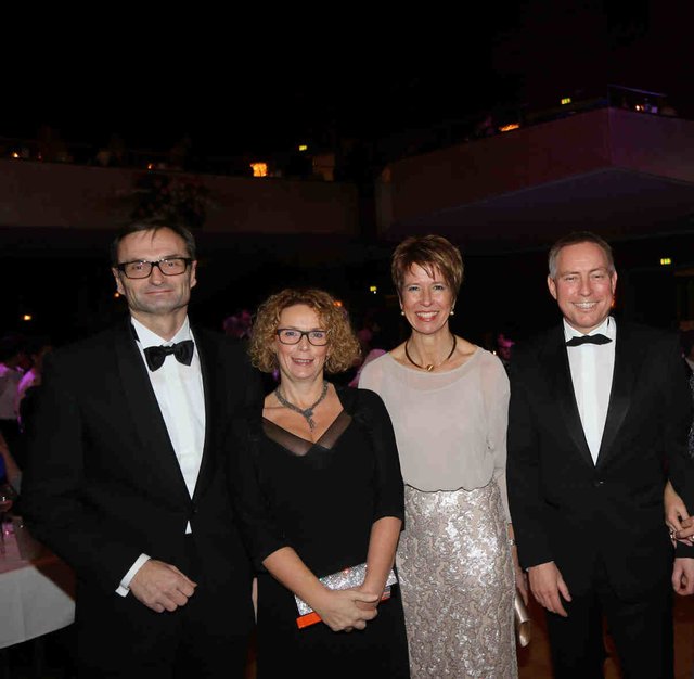 Josef Hasler (l.), Vorstandsvorsitzender N-ERGIE, und Ehefrau Birgid (2.v.l.), mit IHK-Hauptgeschäftsführer Markus Lötzsch und Ehefrau Katharina.