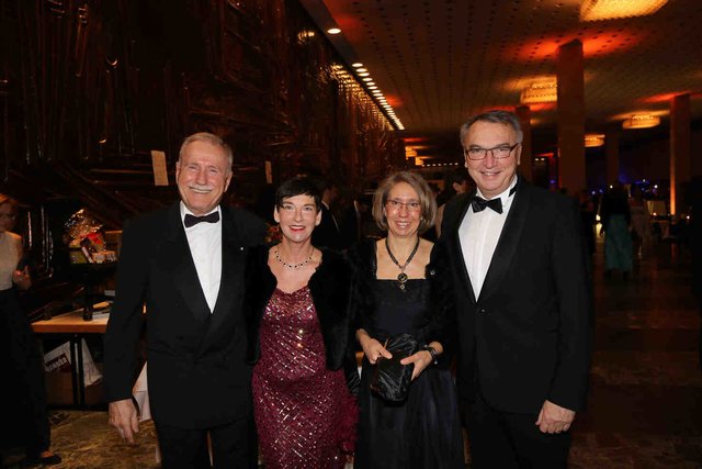 Bernd Diederichs (l.), Messe-Chef a.D., und Ehefrau Corinna (2.v.l.) mit Eckhard Schwarzer, stellv. Vorstandsvorsitzender DATEV, und Ehefrau Ruth.