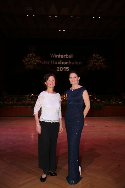 Ballorganisatorin Ursula Ertl (l.) und Moderatorin Miriam Scholz.