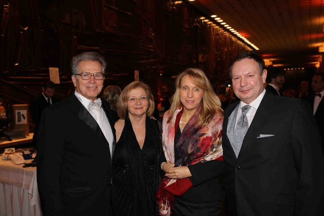 Fotodesigner Kurt Fuchs (r.) und Lebensgefährtin Claudia (2.v.r.) mit dem Unternehmerehepaar Robert und Jutta Eichhorn.