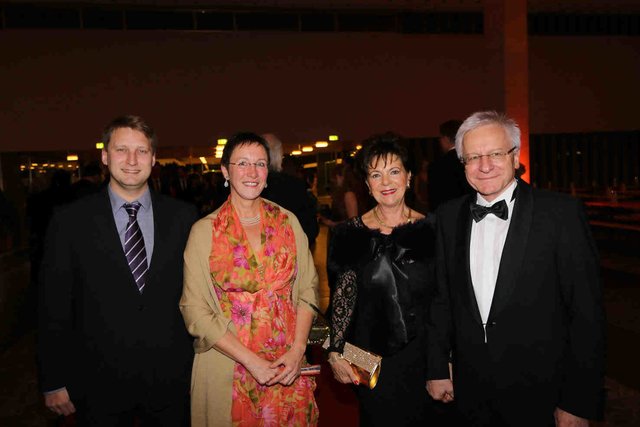 FAU-Präsident Prof. Dr. Karl-Dieter Grüske (r.) und Ehefrau Ingrid (2.v.r.) mit Erlangens Bürgermeisterin Dr. Elisabeth Preuß und Richard Hutzler.