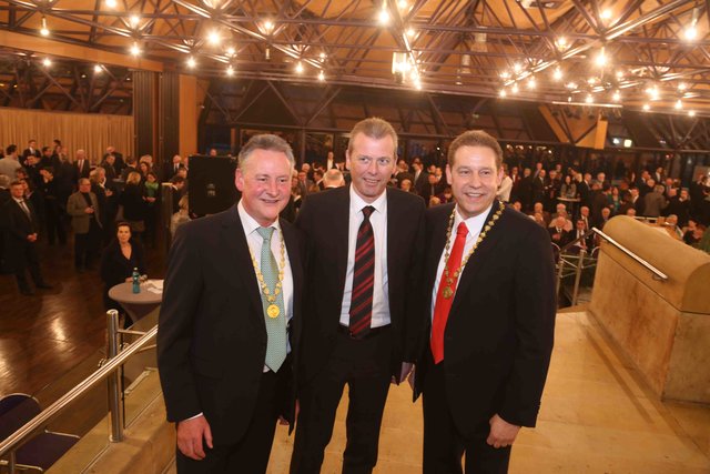 Gutes Verhältnis zwischen Fürth und Nürnberg
zeigen die Oberbürgermeister Dr. Thomas Jung und Dr. Ulrich Maly mit Fürths Bürgermeister Markus Braun.