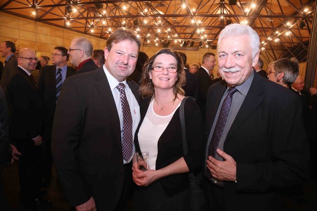 Fürths CSU-Fraktions-Chef Dietmar Helm (l.) und Ehefrau Elke mit Wilfried Dietsch, Ex-Polizei-Chef
und Initiator Kriminalmuseum.