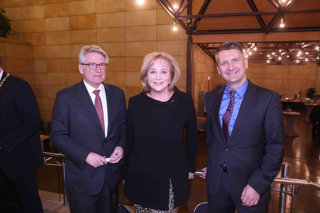 Kamen zum Gratulieren: Unternehmer Peter Kurz (l.) und Ehefrau Evi mit BMW-Chef Ralf Schepull.