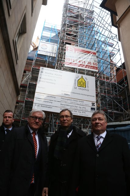 Bundesaußenminister Frank-Walter Steinmeier, Pfarrer Dieter Krabbe und MdB Martin Burkert (v.l.) vor der St. Martha-Kirche.