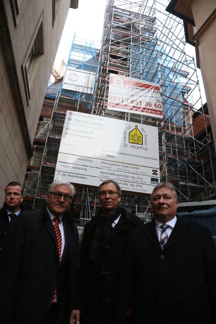 Bundesaußenminister Frank-Walter Steinmeier, Pfarrer Dieter Krabbe und MdB Martin Burkert (v.l.) vor der St. Martha-Kirche. | Foto: bayernpress