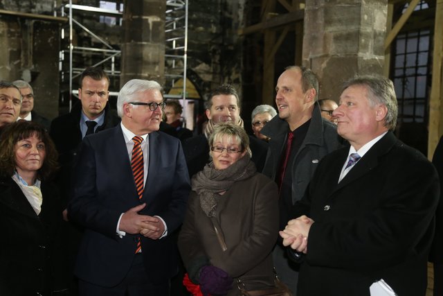 Bundesaußenminister Frank-Walter Steinmeier, Pfarrer Dieter Krabbe und MdB Martin Burkert mit Politikern in der Kirche. | Foto: bayernpress