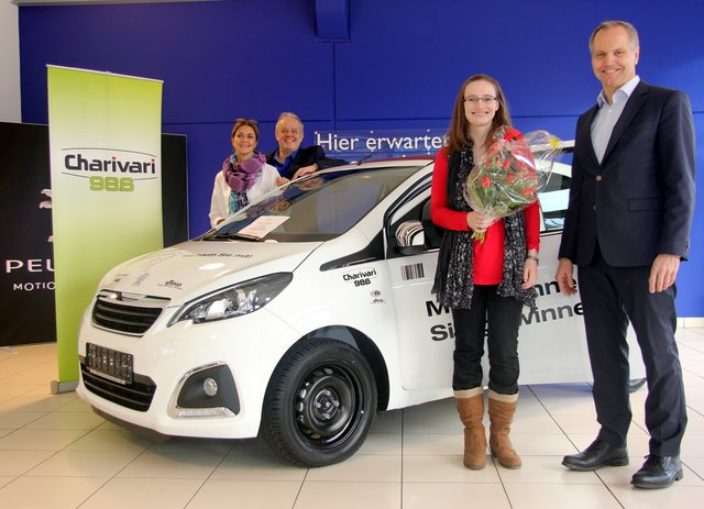 (v.r.n.l.) Peter Fröhlich (Inhaber Peugeot Center Fröhlich) übergab der Gewinnerin Sabine Thronicke das Gewinner-Auto. Mit dabei waren auch die Charivari-Moderatoren Gerald Kappler und Tatjana Engelhardt