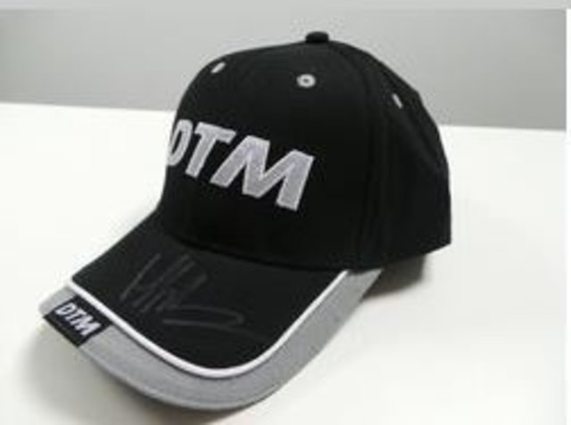 Das Norisring-Valentinsspecial 2015 inklusive einem schwarzen DTM-Cap (one size), das DTM-Champion Marco Wittmann speziell für die Fans signiert hat. | Foto: oh/MCN