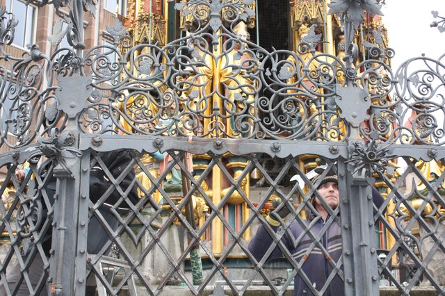 Gerade wird die Umzäunung des Schönen Brunnens abgebaut - eine Sanierung macht es notwendig. | Foto: Victor Schlampp