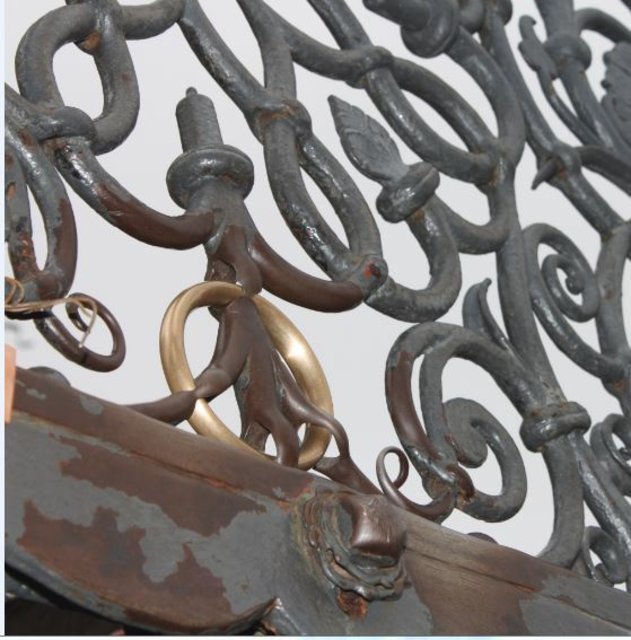 Wegen der Sanierung wird das Gitter um den Schönen Brunnen abmontiert. Für die Touristen wird wird ein Stück des Gitters mit einem drehbaren Ring aufgestellt. | Foto: Victor Schlampp