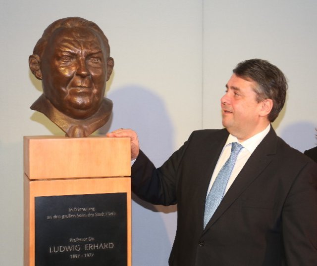 Wirtschaftsminister unter sich: Sigmar Gabriel neben der Büste Erhards. | Foto: bayernpress.de