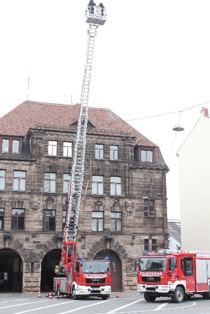 Bis auf eine Höhe von 31 Meter kann die Leiter des neuen Fahrzeuges ausgefahren werden. Rechts daneben das neue Löschfahrzeug. Foto: Ebersberger