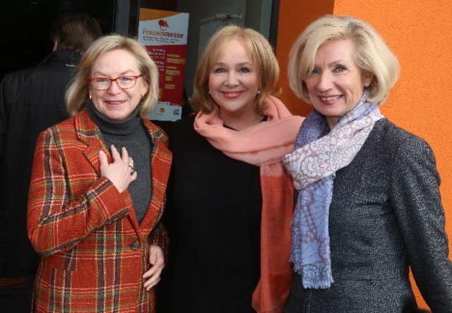 Auch Nürnbergs Kulturreferentin Julia Lehner (r.) und die Nürnberger Stadträtin Barbara Regitz (li.) fanden den Weg nach Fürth und wurden von Evi Kurz begrüßt. | Foto: bayernpress.de