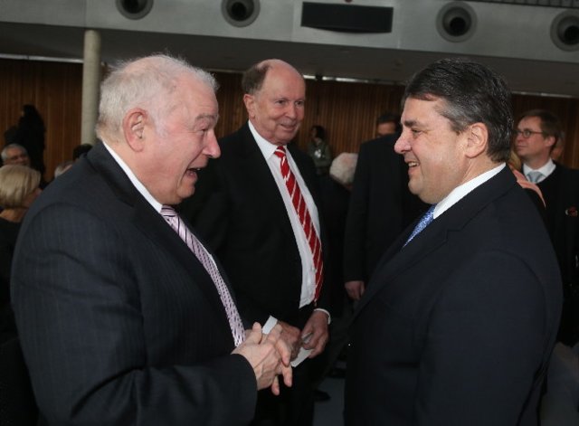 Der frühere Bayerische Ministerpräsident und langjährige Innenminister Günther Beckstein (li.) im Gespräch mit Bundeswirtschaftsminister Sigmar gabriel. | Foto: bayernpress.de