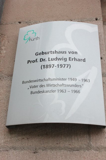 Zwei Gedenktafeln am Geburtshaus von Ludwig Erhard - hier eine davon - erinnern an den großen Sohn der Stadt. Foto: Ebersberger