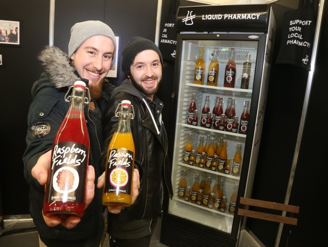 Simon Staudigl (l.) und Dominik Schäffer präsentieren Raspberry Fields und Passion Fields Liköre aus Nürnberg.