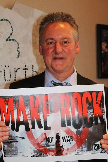 Bei der Aktion „Make Rock Not War“ von Radio Gong dabei: Fürths Oberbürgermeister Dr. Thomas Jung. | Foto: oh/Funkhaus Nürnberg