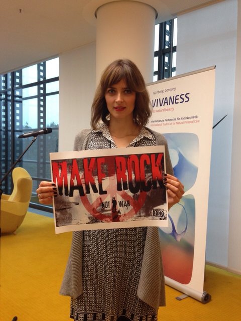 Bei der Aktion „Make Rock Not War“ von Radio Gong dabei: Model Eva Padberg. | Foto: oh/Funkhaus Nürnberg