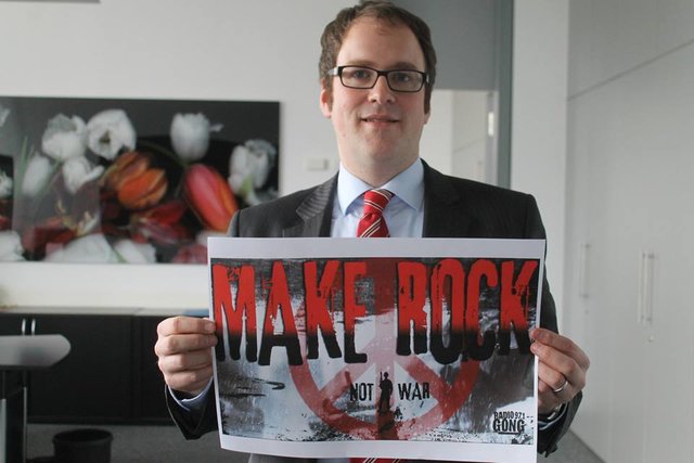 Bei der Aktion „Make Rock Not War“ von Radio Gong dabei: Dr. Florian Janik. | Foto: oh/Funkhaus Nürnberg