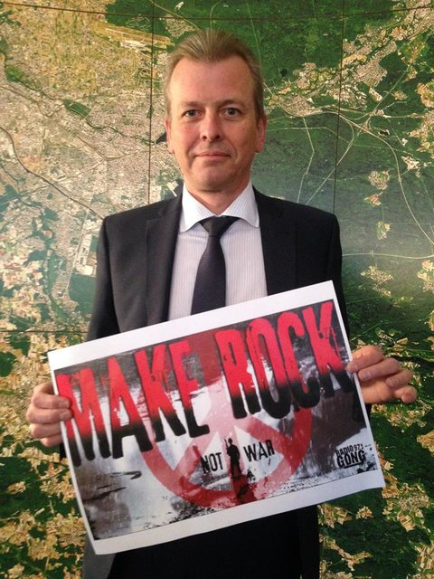 Bei der Aktion „Make Rock Not War“ von Radio Gong dabei: Nürnbergs Oberbürgermeister Dr. Ulrich Maly. | Foto: oh/Funkhaus Nürnberg