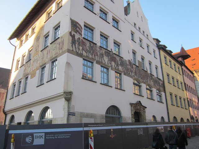 Informativer Bauzaun für Einheimische und Besucher vor dem IHK Gebäude in der Altstadt.