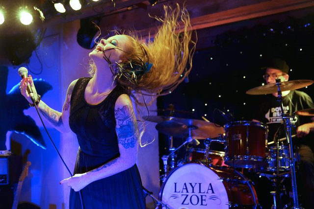 Ein wahres Powerpaket auf der Bühne ist Layla Zoe. | Foto: Roland Kämpfer