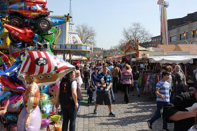 Bummeln und genießen auf dem Fürther Frühlingsmarkt. Foto: Ebersberger