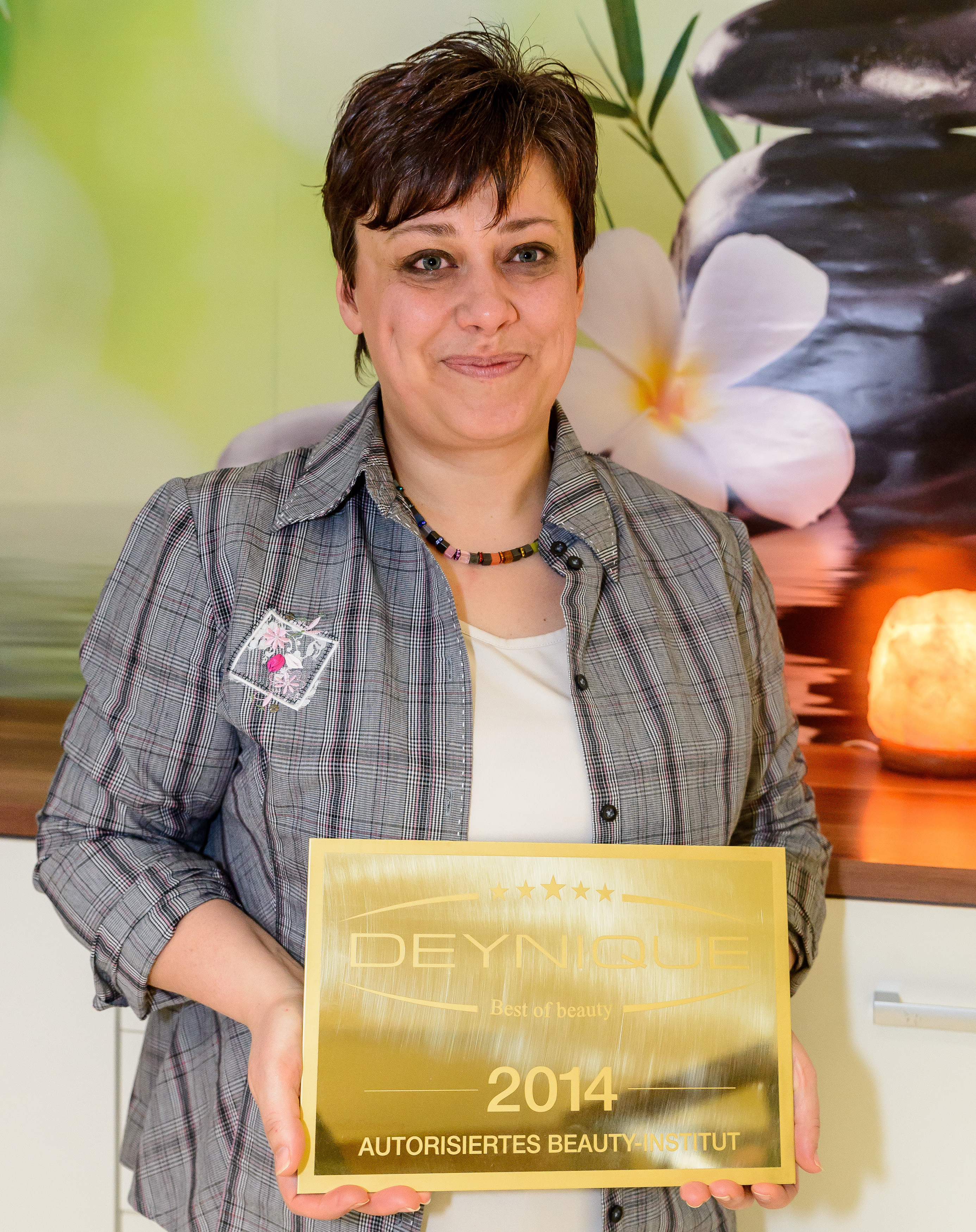 Christine Tontsch freut sich über die 5-Sterne-Auszeichnung. Sie bescheinigt ihrem Kosmetikinstitut eine herausragende Qualität sowie perfekte Beratung.