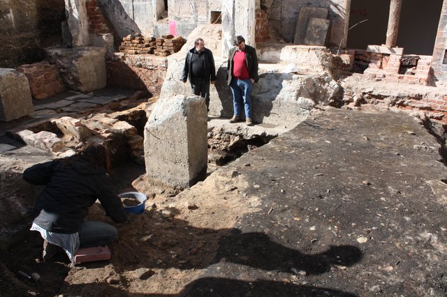 Objekt der Begierde ist der Sandquader mit dem schwarzen Überzug. In den Resten ehemaliger Holzfußböden entdecken die Archäologen Keramikbruchstücke, die sich zurück ins 9. Jahrhundert datieren lassen. | Foto: Victor Schlampp