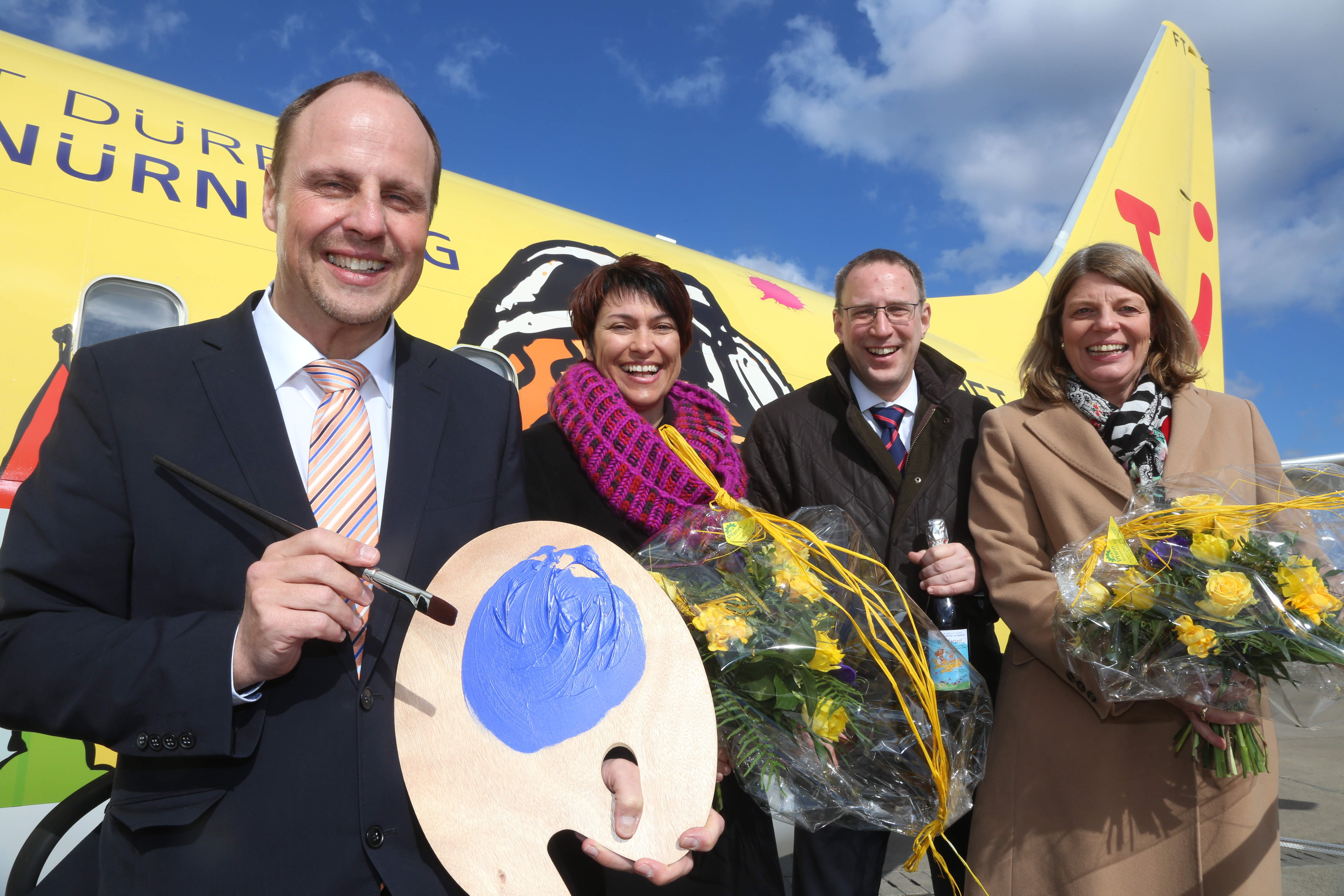 Start frei für ,,Dürer & Klexi" (v.l.): Bürgermeister Christian Vogel, Grafikerin Birgit Osten, Albrecht Dürer Airport-Chef Dr. Michael Hupe und Yvonne Coulin, Geschäftsführerin der Congress- und Tourismus-Zentrale Nürnberg.