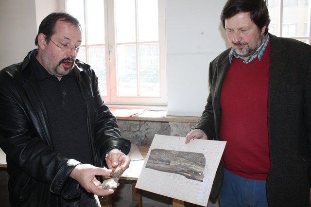 Dr. Jan Weinig (l.) und John Zeitler zeigen Keramikbruchstücke und eine Skizze, in der die genaue Fundschicht eingetragen ist. | Foto: Victor Schlampp