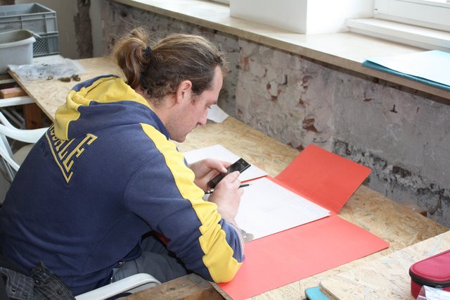 Konventionell vermessen oder auch via Handykamera erfasst, werden alle relevanten Stücke mit Fundposition in Grabungsskizzen eingezeichnet. | Foto: Victor Schlampp