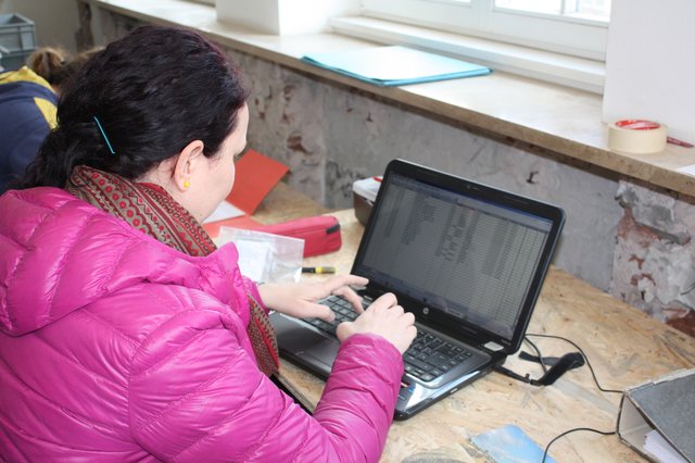 Der Computer leistet große Dienste beim Eintrag der Funde in eine elektronische Datenbank. | Foto: Victor Schlampp