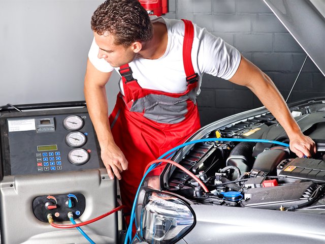 Eine professionelle Wartung der Klimaanlage gibt es nur beim Fachmann. Foto: © Karin & Uwe Annas - Fotolia