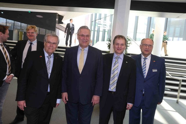 Eröffnungsrundgang mit dem Bayerischen Innenminister Joachim Herrmann (Mitte) und ...Könicke (l.). | Foto: bayernpress